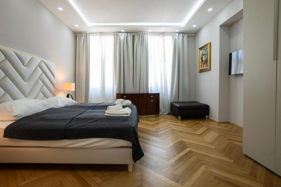 Bed, Living room, Photo of the whole room, Seating area, Bedroom, towels