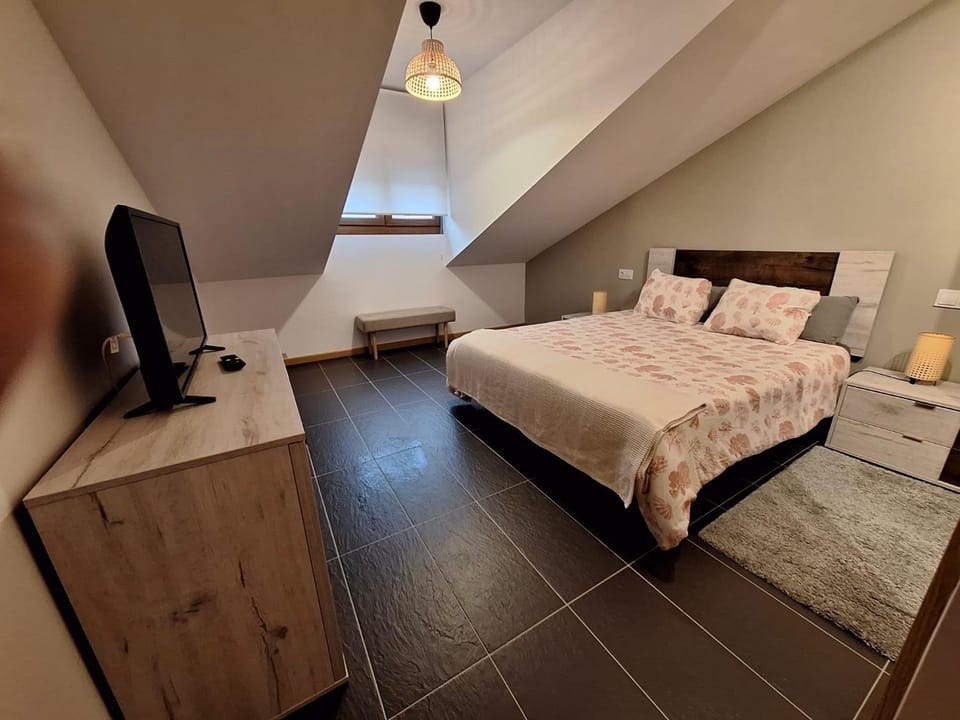 Bed, Photo of the whole room, Bedroom