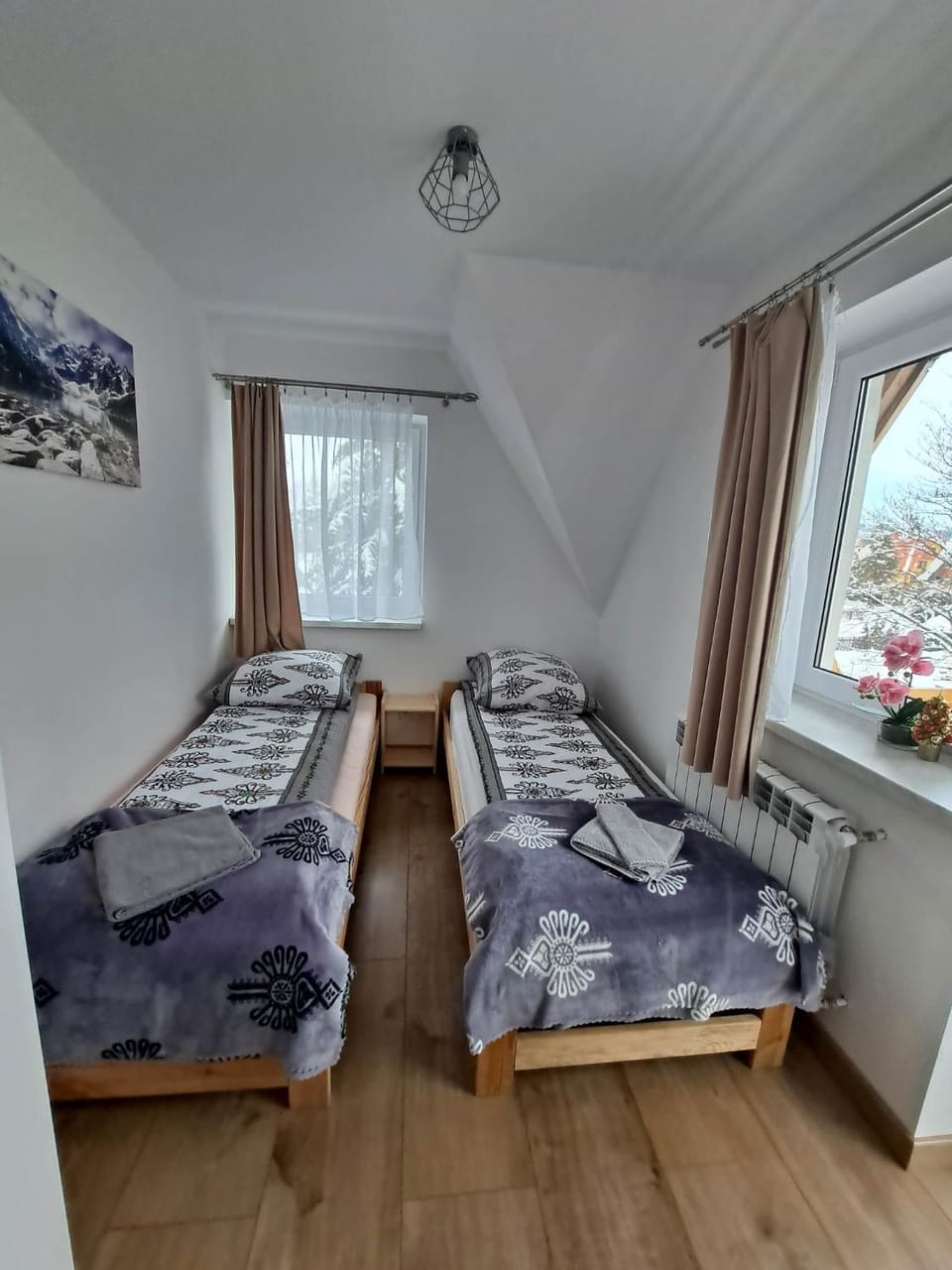 Photo of the whole room, towels