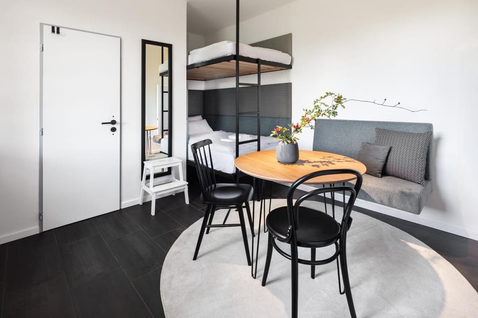 Bed, Seating area