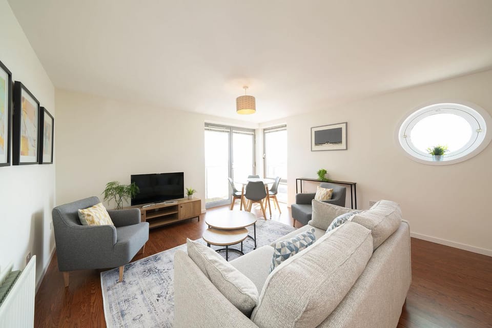 TV and multimedia, Living room, Seating area, Dining area