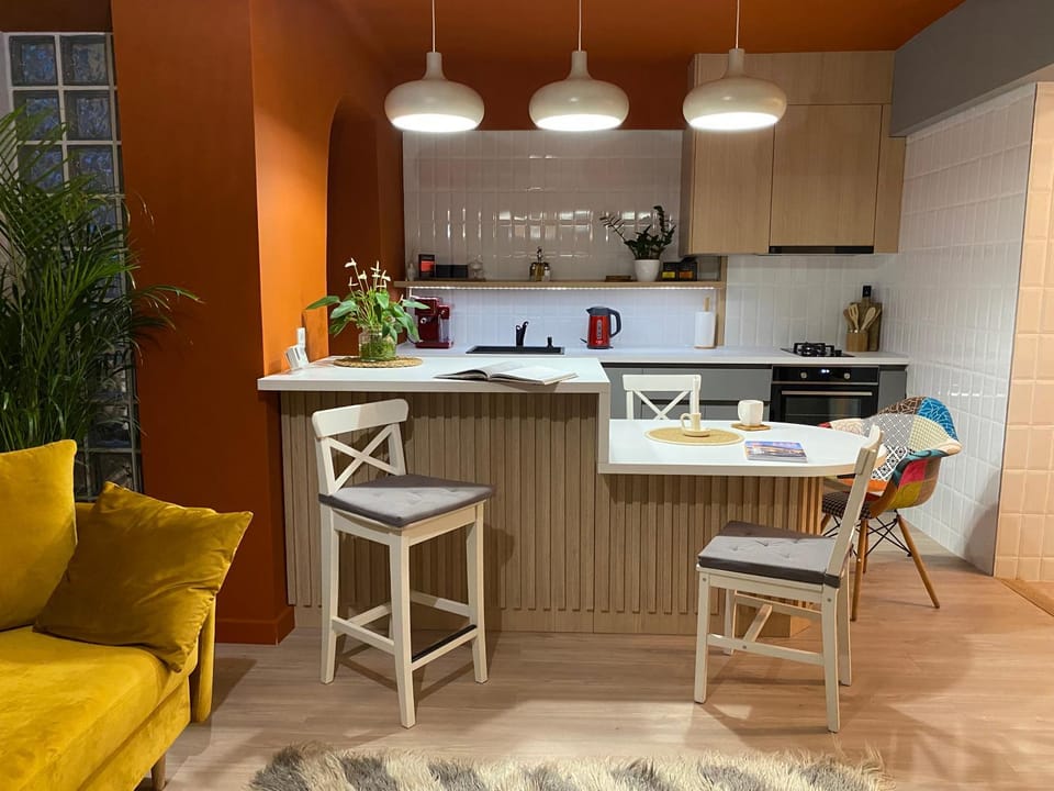 Kitchen or kitchenette, Dining area