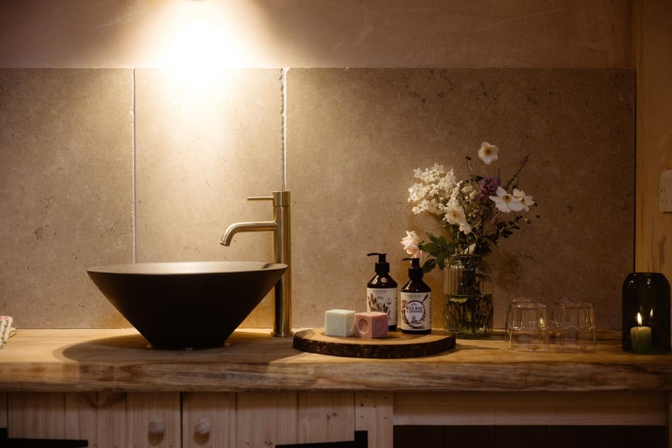 Country Cottage with Spa, Catering, Gardens, Nature Reserve Walks - Free Parking, Self Checkin House in Scunthorpe