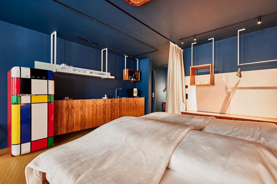 Bed, Kitchen or kitchenette, kitchen