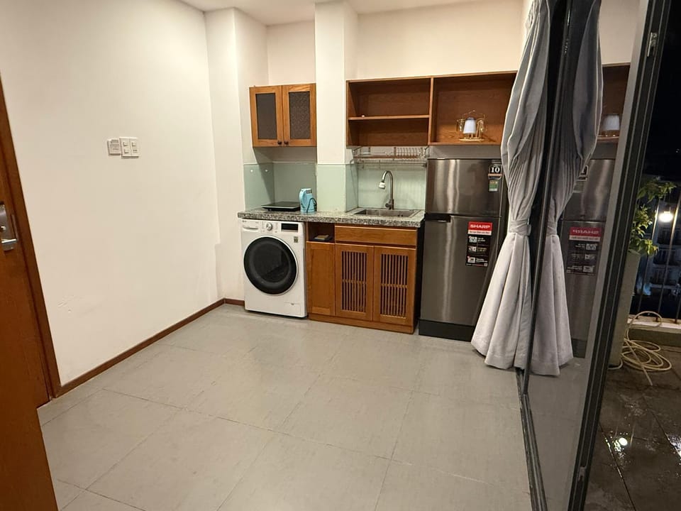 Kitchen or kitchenette, stove, washing machine