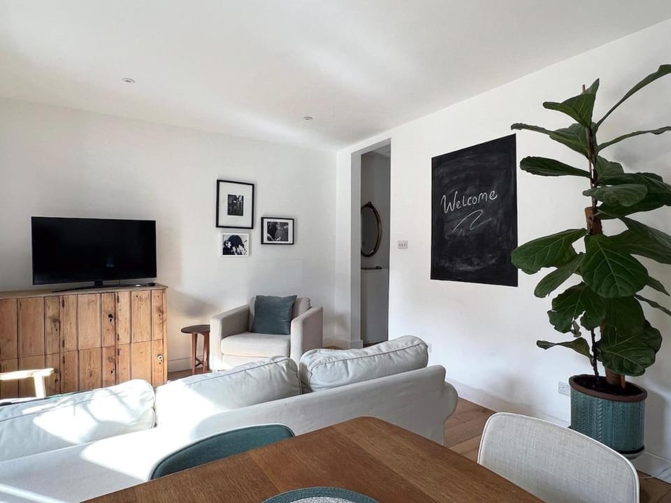 Poets Rest, free parking, EV socket fees apply walk to beach Apartment in Hove