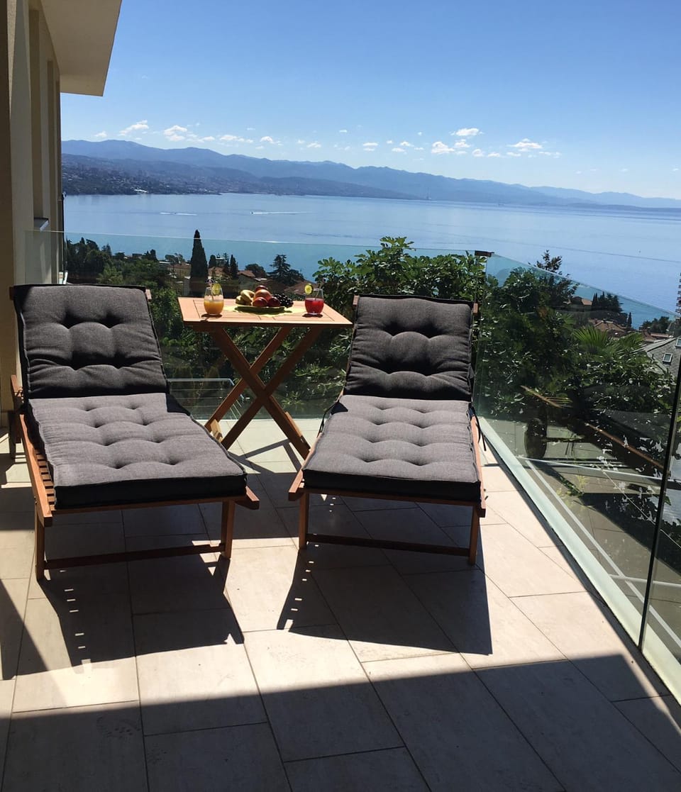 View (from property/room), Balcony/Terrace, Sea view, sunbed
