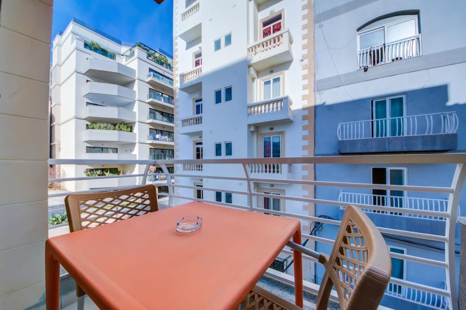 Property building, Day, Balcony/Terrace
