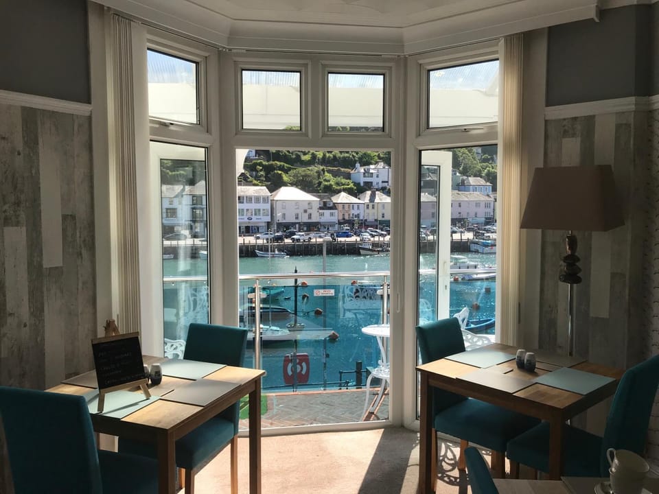 Balcony/Terrace, Dining area, Landmark view, River view, Sea view