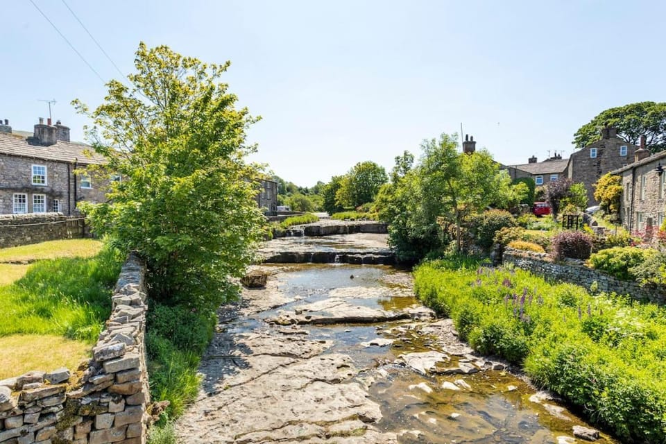 Rose Cottage. Family home on the river House in England