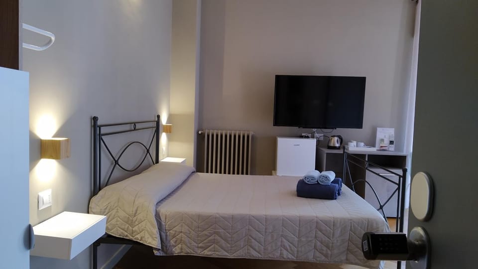 Bed, TV and multimedia, Living room, Photo of the whole room, Seating area, Bedroom, hair dresser, towels