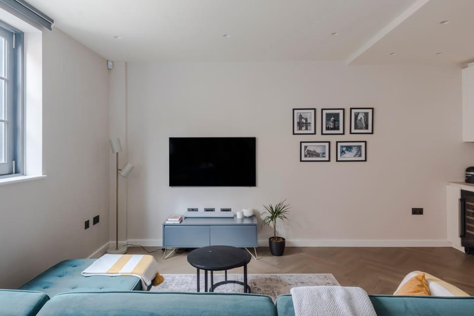Stunning 2-Bed Mews House with AC near Regent's Park House in City of Westminster