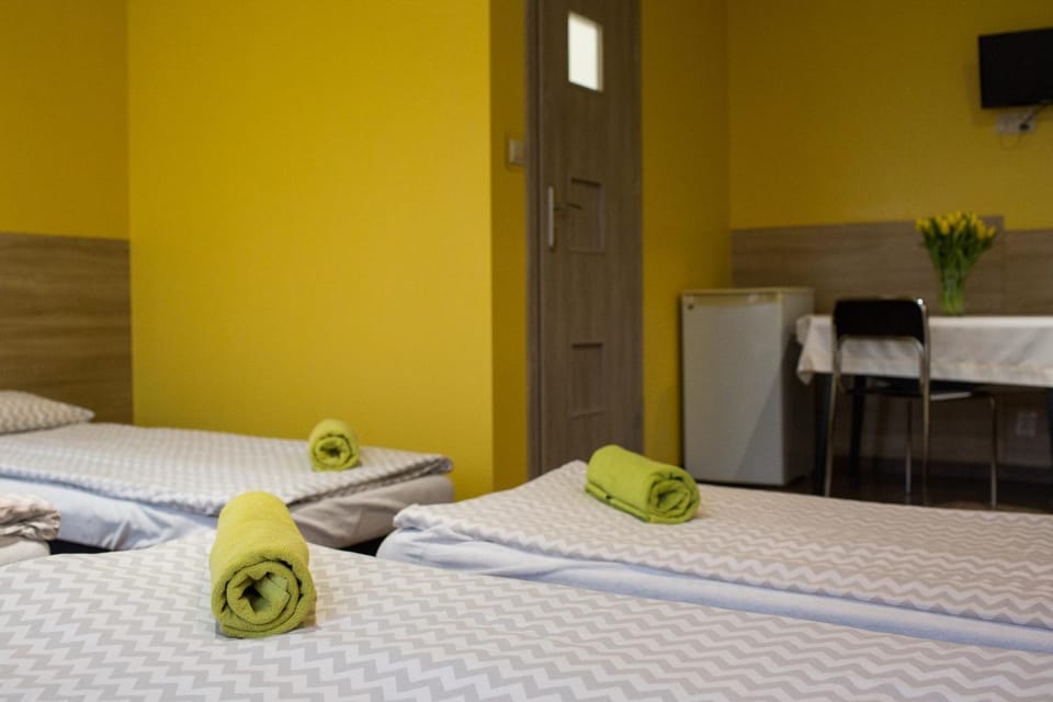 Bed, TV and multimedia, Photo of the whole room, towels
