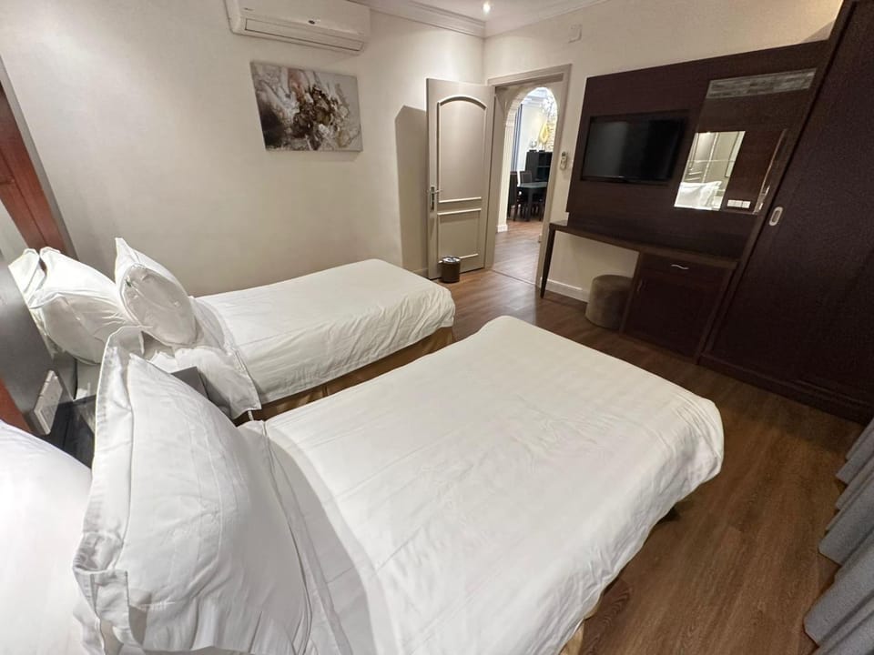 Bed, TV and multimedia, Photo of the whole room, Bedroom, wardrobe, air conditioner