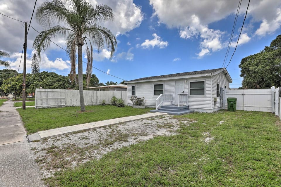 Central Sarasota Home: 8 Mi to Siesta Key! House in Sarasota