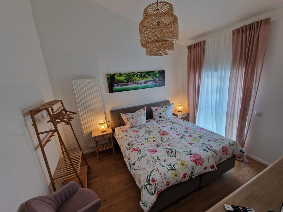 Bed, TV and multimedia, Photo of the whole room, Bedroom