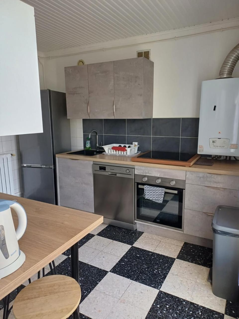 3 chambres, bien placé, calme et spacieux avec balcon et parking Apartment in Avignon