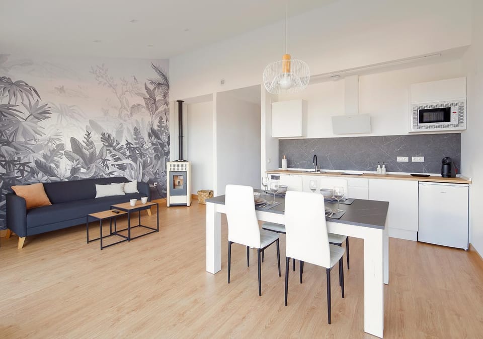 Kitchen or kitchenette, Living room, Seating area, Dining area, minibar, pet friendly, stove
