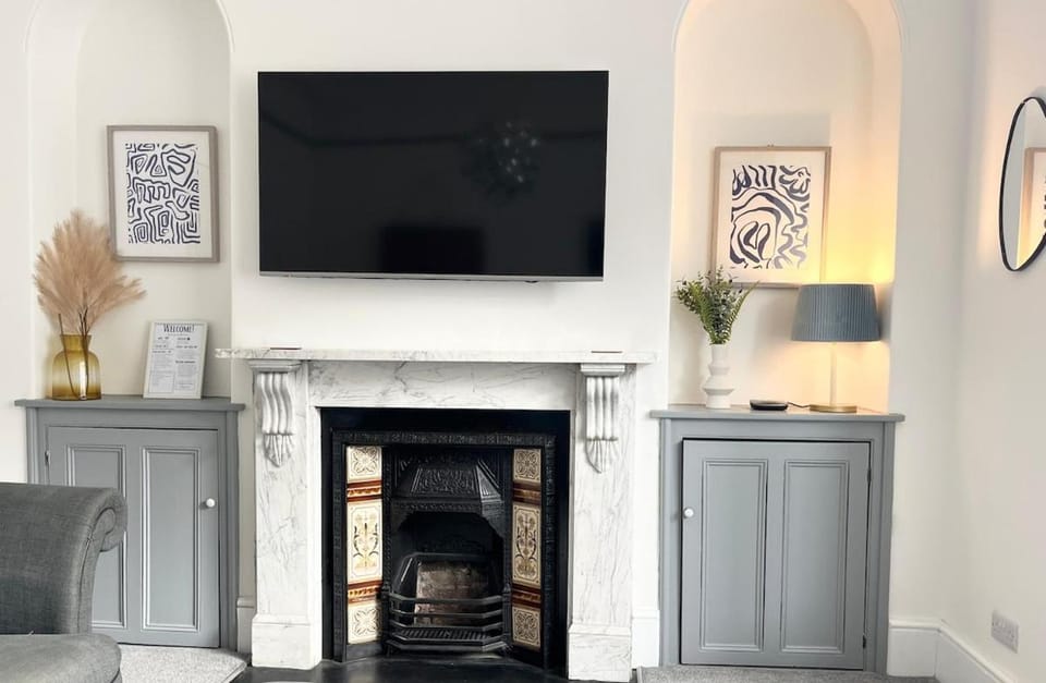 Spacious Home Near Seafront & Train Station 5 Bed Sleeps 10- Central Penzance House in Penzance