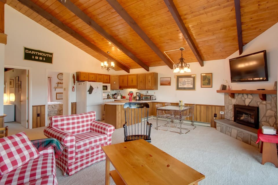 Mountaintop Condo w/ Great Mt Washington View House in Glen