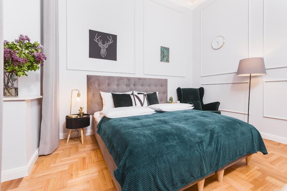 Bed, Photo of the whole room, Seating area