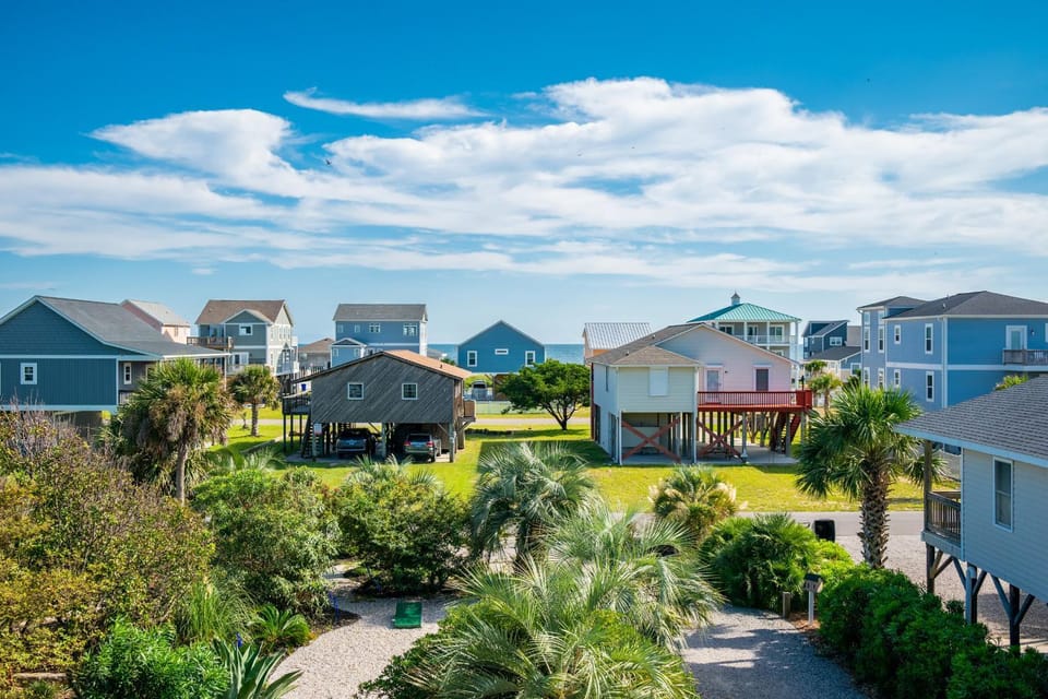 Coastal Living by Oak Island Accommodations House in Oak Island