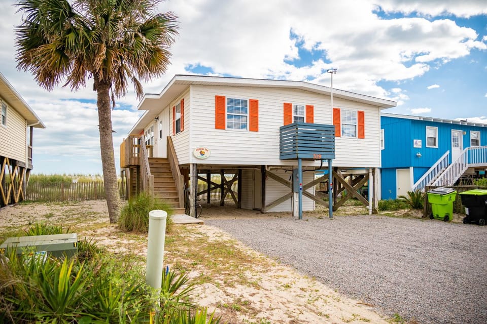 Chillax Inn by Oak Island Accommodations House in Oak Island