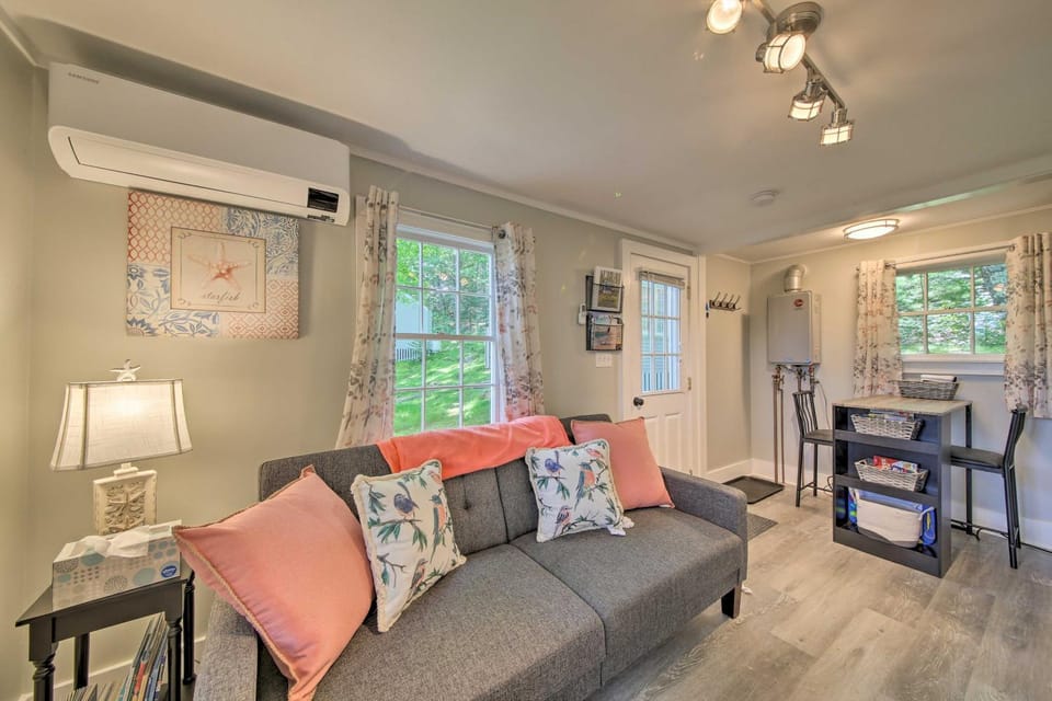 Updated Tiny House Walk to Wiscasset Village House in Edgecomb