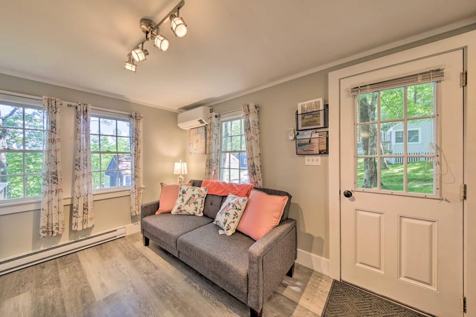 Updated Tiny House Walk to Wiscasset Village House in Edgecomb