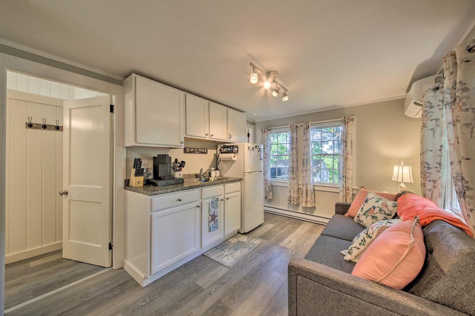 Updated Tiny House Walk to Wiscasset Village House in Edgecomb