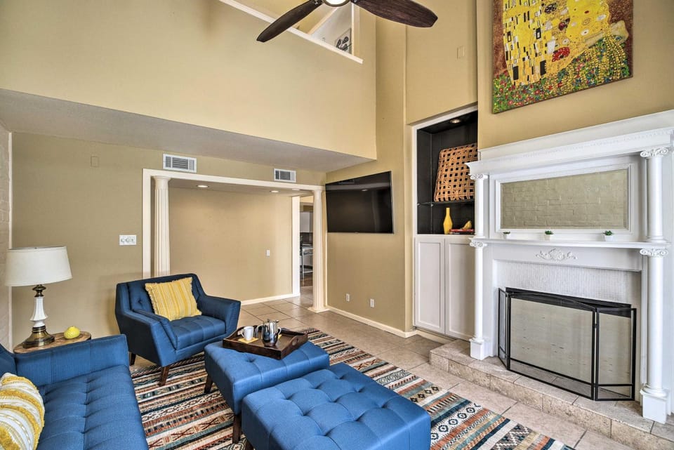 Private Pool: Charming Townhome 5 Mi to NRG! House in Houston