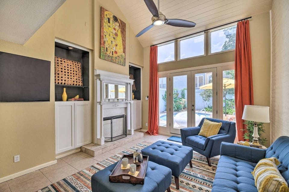 Private Pool: Charming Townhome 5 Mi to NRG! House in Houston