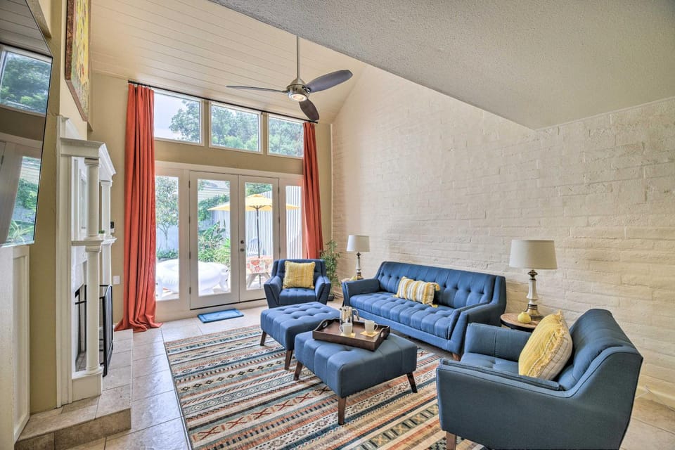 Private Pool: Charming Townhome 5 Mi to NRG! House in Houston