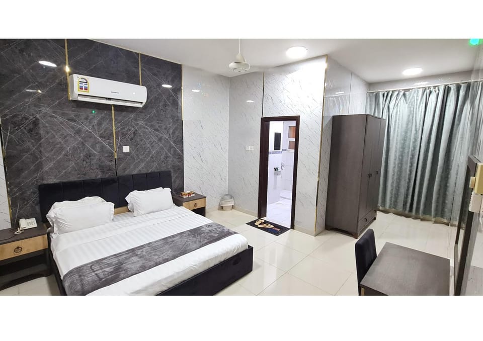 Bed, Photo of the whole room, Bedroom, oven, air conditioner