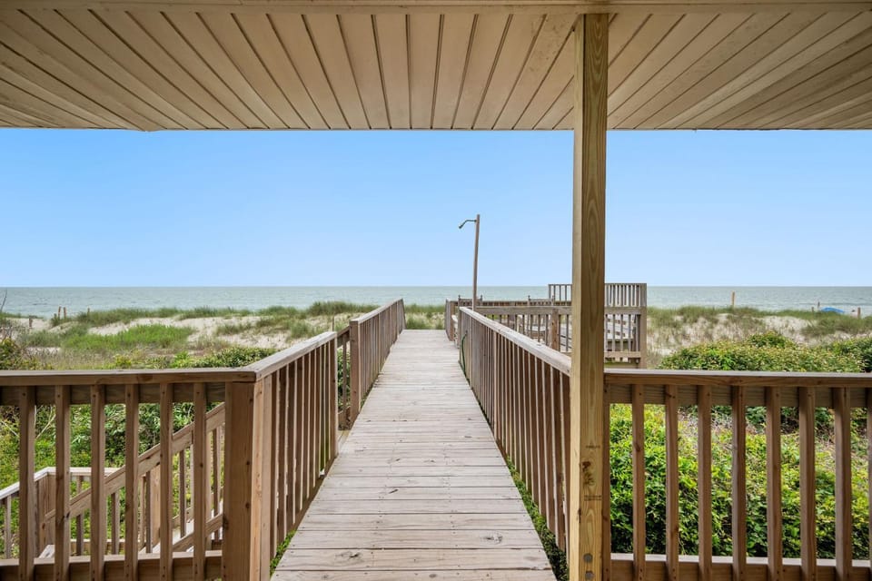 Ocean Breezes by Oak Island Accommodations House in Oak Island