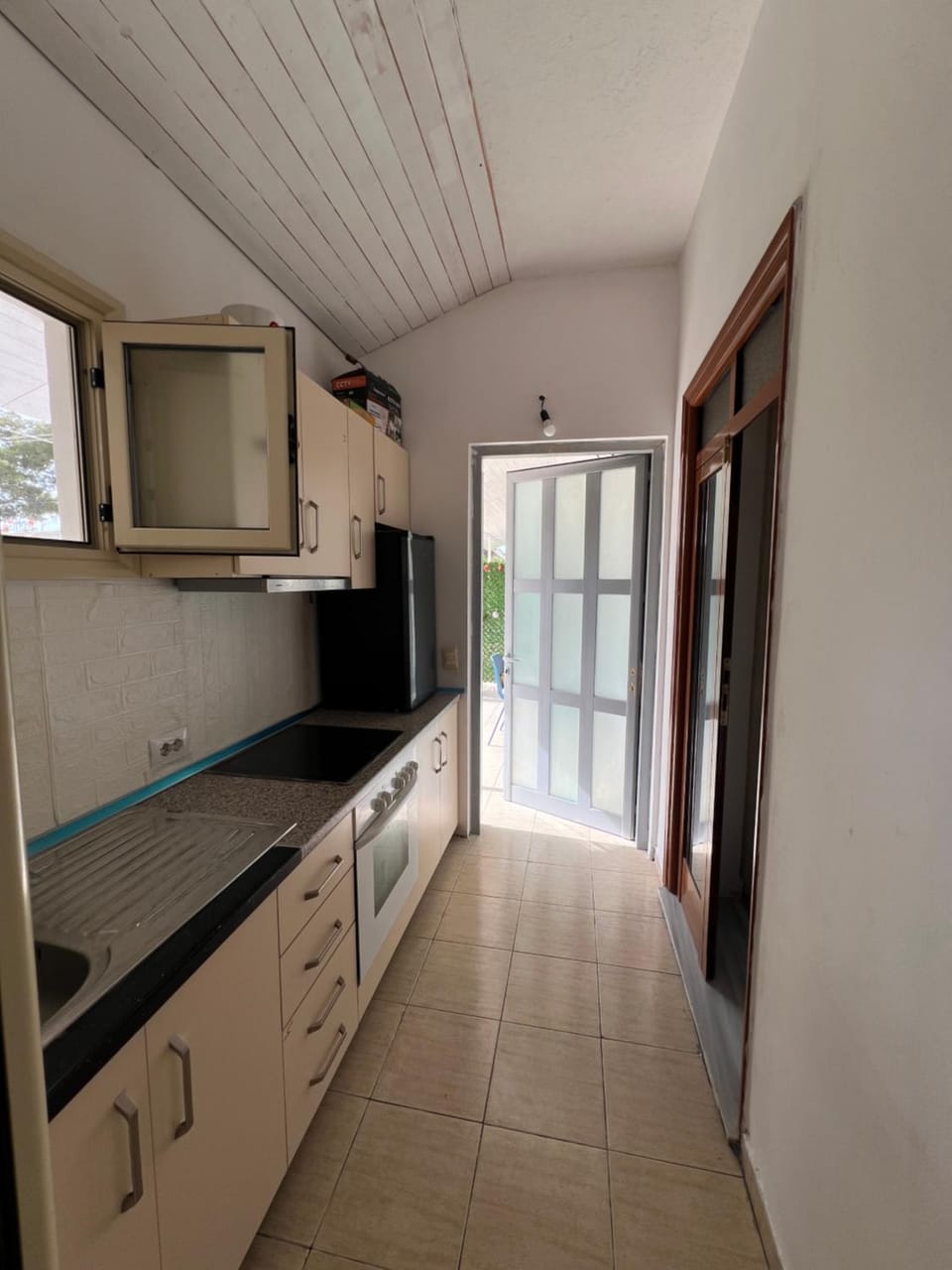 Kitchen or kitchenette, minibar