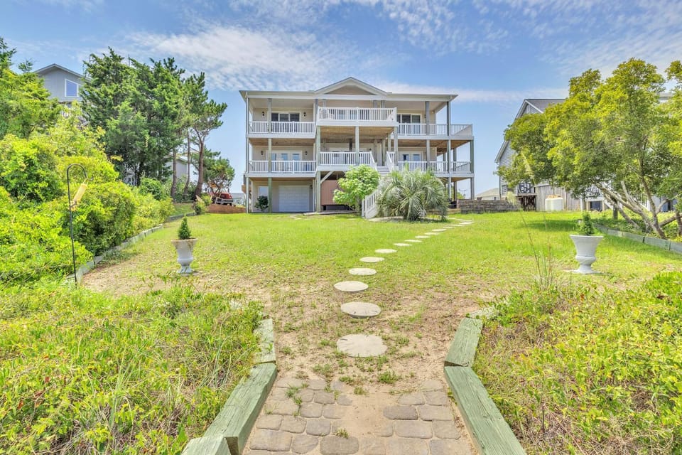 Kings Lynn Inn House in Oak Island