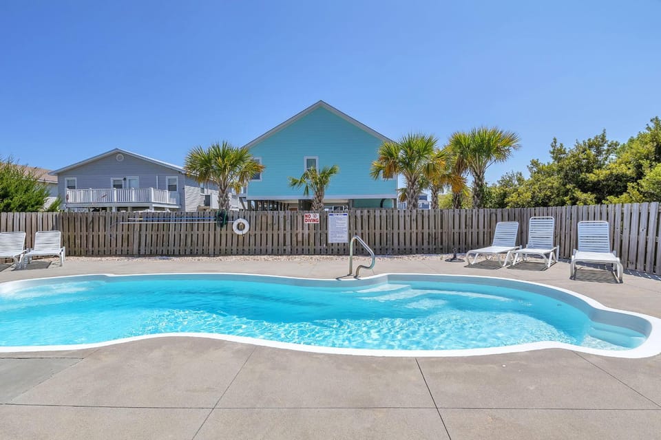Kiki Hut House in Oak Island