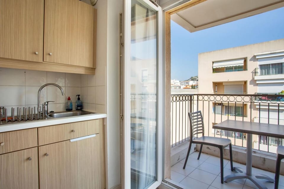 Air-conditioned studio with swimming pool close to the sea Apartment in Nice
