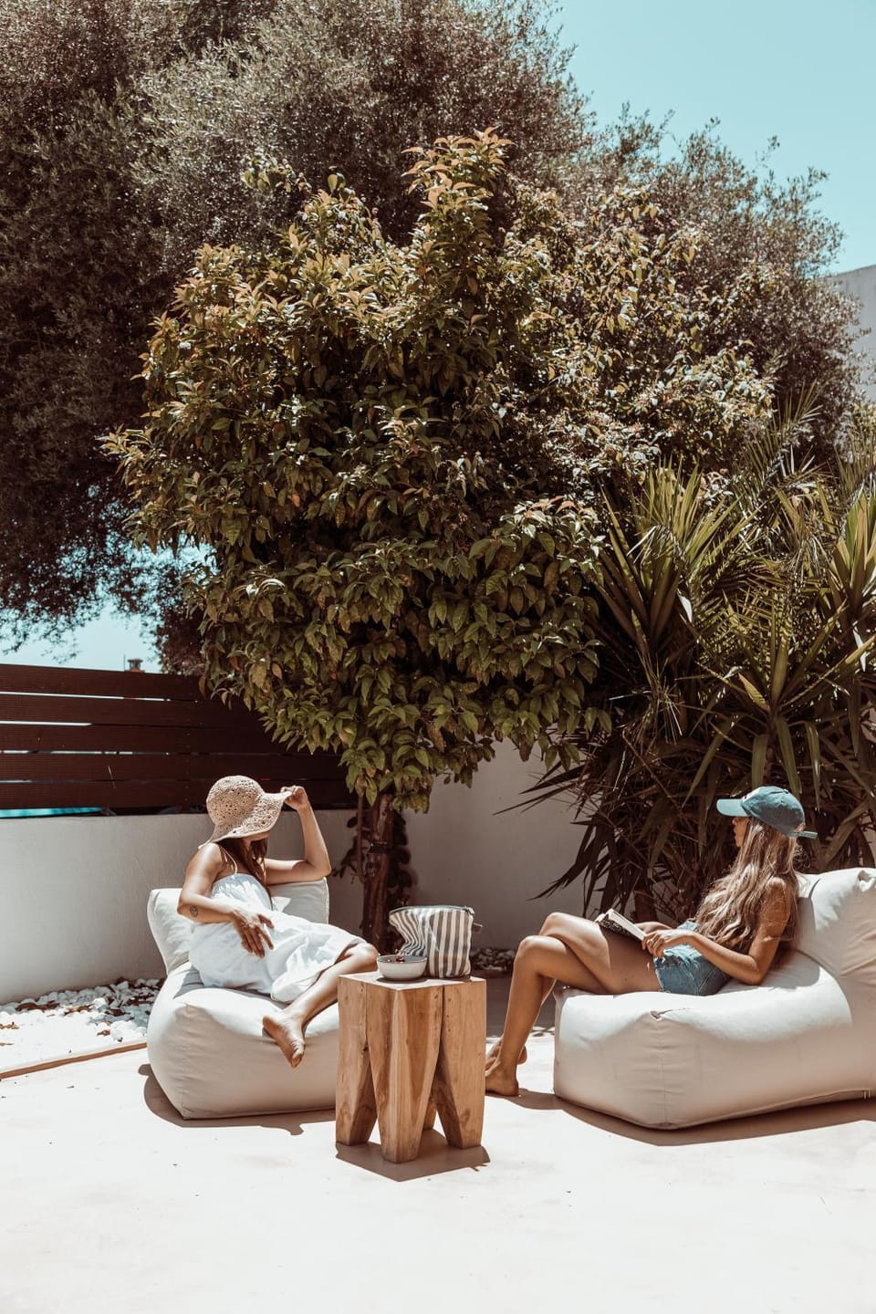 Spring, Day, People, Natural landscape, Garden, Living room, Seating area, Garden view, group of guests, sunbed