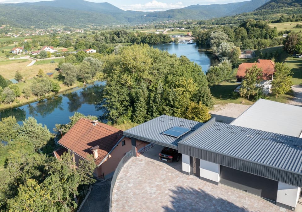 Neighbourhood, Bird's eye view, River view, Parking
