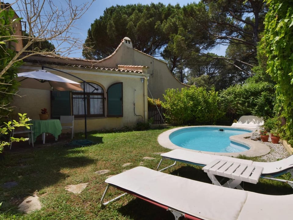 Property building, Patio, Swimming pool