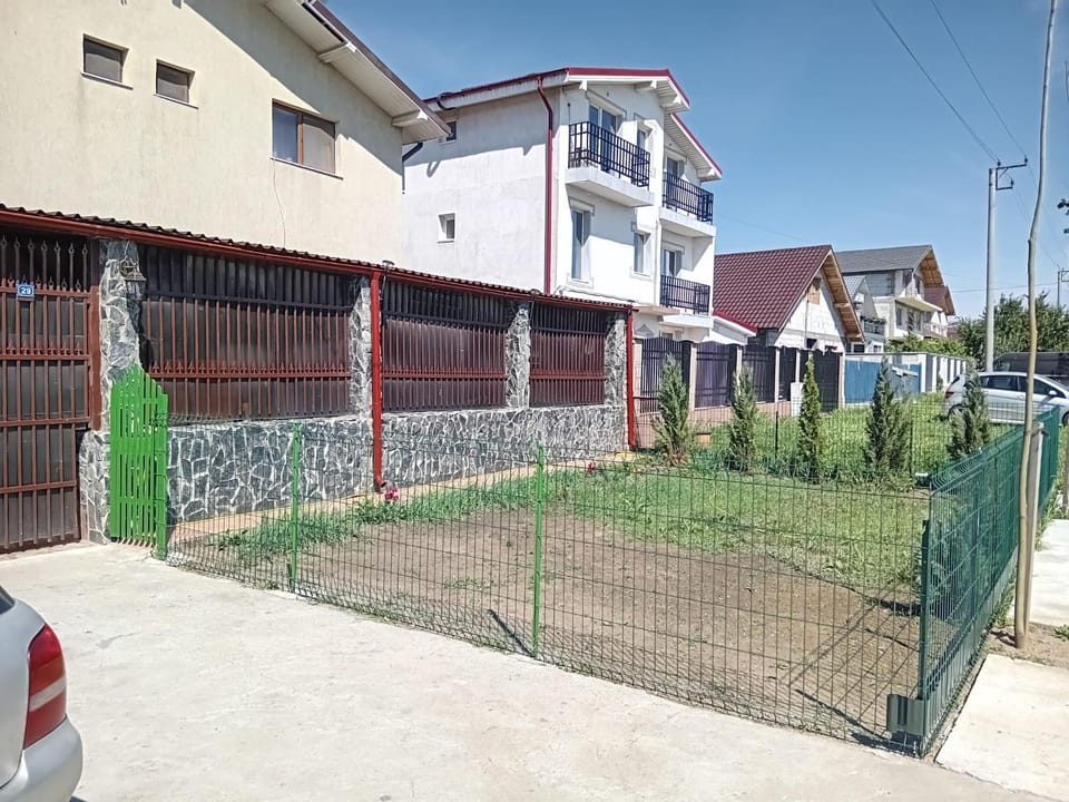 Property building, Day, Garden, Parking