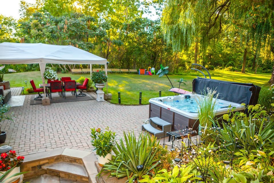 Patio, Spring, Natural landscape, Garden, Hot Tub, Seating area, Garden view, Pool view, sunbed