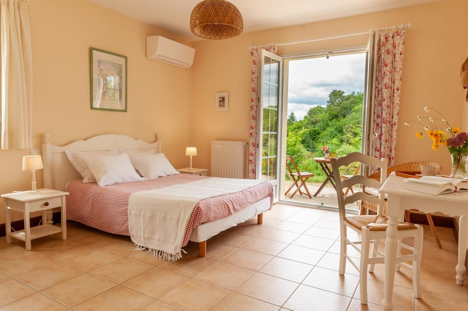 Photo of the whole room, air conditioner