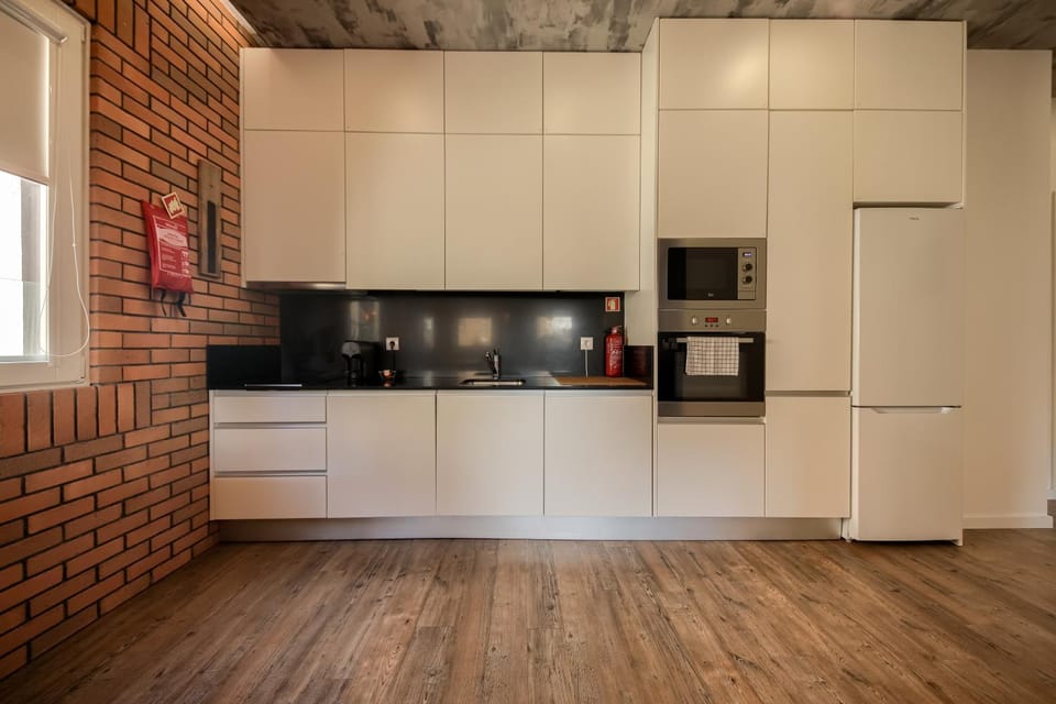 Kitchen or kitchenette, dishwasher, oven, stove