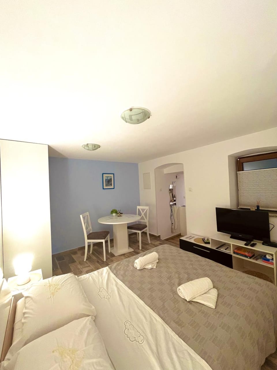 Bed, TV and multimedia, Bedroom, towels