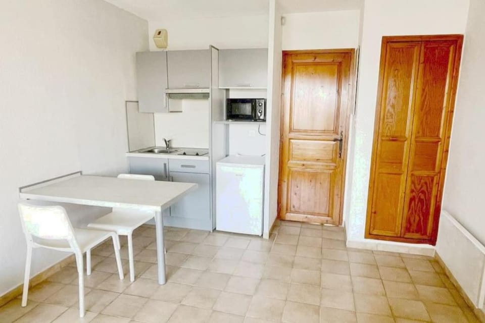 Kitchen or kitchenette, Dining area, minibar, stove