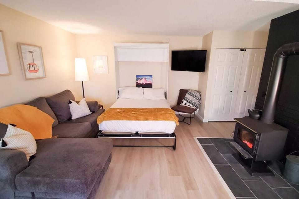 Bed, Living room