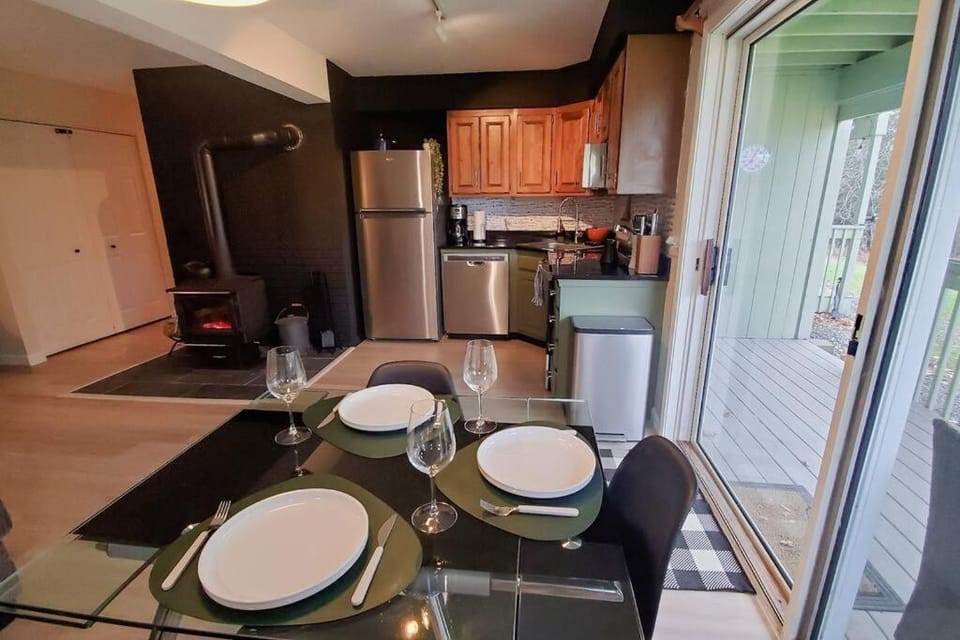Kitchen or kitchenette, Dining area, flat iron